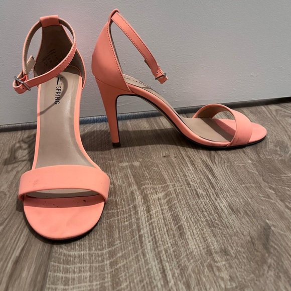 Cute comfortable heels - Picture 3 of 3